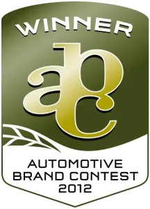 Gewinner-Schildabzeichen-Grafik des Automotive Brand Contest 2012 auf weißem Hintergrund