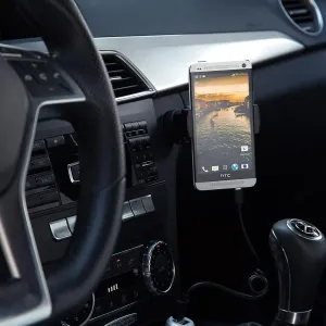 HTC-Smartphone, das im Armaturenbrett eines Autos montiert ist, mit angeschlossenem Ladekabel, als Beispiel für das Laden per USB im Fahrzeug.
