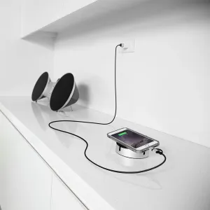 Just Mobile aluCable Duo-Ladekabel, verbunden mit einem Smartphone auf einer weißen Arbeitsplatte