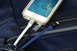 Just Mobile aluCable flaches Lightning-Kabel, angeschlossen an ein iPhone auf einer Tasche, mit flachem, verhedderungsarmem Design.