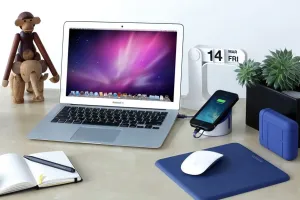 Just Mobile AluCable Flat USB-auf-Lightning-Kabel, verbunden mit einem Smartphone in einer aufgeräumten Schreibtischumgebung