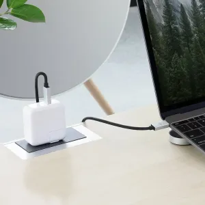 Just Mobile AluCable USB-C-auf-USB-C-Kabel, angeschlossen an einen Laptop und ein Ladegerät zum Laden und Synchronisieren