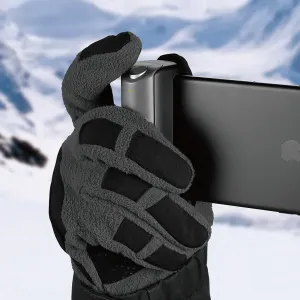 Just Mobile Shutter Grip, an einem iPhone befestigt und für stabile Smartphone-Fotografie in einer behandschuhten Hand gehalten