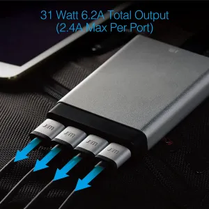 Just Mobile aluCharge Multiport-USB-Ladegerät mit vier angeschlossenen Kabeln auf einer dunklen Oberfläche