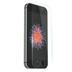 Just Mobile Xkin skärmskydd i härdat glas för iPhone SE med blåljusfilter, visat på en telefon.