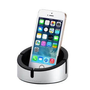 Just Mobile AluCup Grande Smartphone-Ständer mit aufrechtem Smartphone in einer silber-schwarzen Tischhalterung.