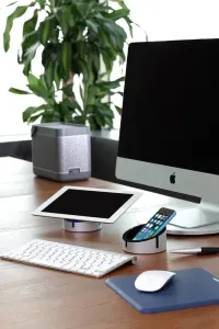 Just Mobile AluCup Grande roter Tablet- und Smartphone-Ständer mit Kabelnut auf einem Schreibtisch