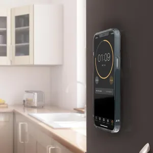 Just Mobile aluDisc mini magnetische Wandhalterung, die ein Smartphone vertikal in einer Küchenumgebung hält