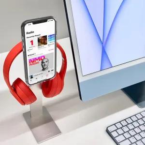 Just Mobile aluDisc Pro magnetischer Smartphone-Ständer mit Oberfläche aus gebürstetem Aluminium und aufrecht stehendem Smartphone auf dem Schreibtisch