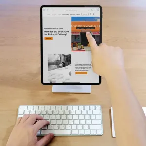 Just Mobile AluDisc Max Tablet-Ständer, der ein Tablet auf einem Schreibtisch hält, mit 360°-Drehung für eine einfache Betrachtung