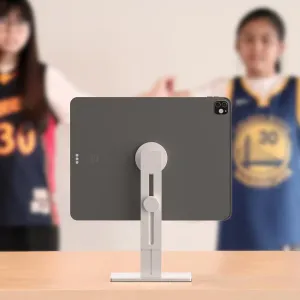 Magnetischer Just Mobile aluDisc Max Tablet-Ständer, der ein iPad aufrecht auf einer silbernen, um 360° drehbaren Basis hält