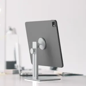 Just Mobile AluDisc Max Tablet-Ständer mit grauem Tablet auf einer silbernen magnetischen Basis mit 360°-Drehung