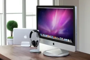 Just Mobile aluDisc-Drehteller in einem eleganten Desktop-Setup mit iMac, Laptop und Kopfhörern