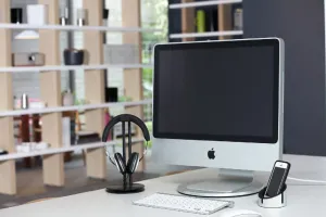 Just Mobile aluDisc-Drehteller unter einem Apple iMac in einer eleganten, modernen Arbeitsplatzumgebung