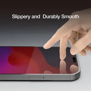 JustMobile Xkin-skærmbeskytter til iPhone 15 Pro Max vist på en telefon, hvor en hånd rører ved skærmen