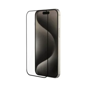 Just Mobile Xkin Bildschirmschutz für iPhone 15 Pro Max mit schmalem schwarzem Rahmen vor weißem Studiohintergrund