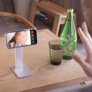 Just Mobile aluDisc Pro iPhone-Ständer mit Smartphone auf einem Holztisch für Videoanrufe