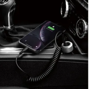 Just Mobile Highway Turbo billader koblet til et uttak i bilen, som lader en smarttelefon via en spiralkabel.