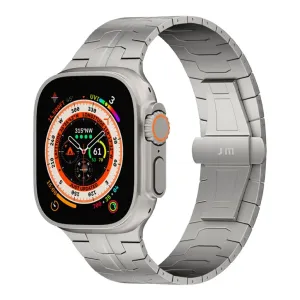 Just Mobile -titaaniranneke Apple Watch Ultrassa, kuvassa hopeinen metallinen lenkkiranneke säädettävällä lukolla