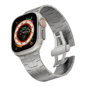 Just Mobile titaaninen Apple Watch Ultra -ranneke hopeanvärisenä, kiinnitettynä älykelloon solki avattuna