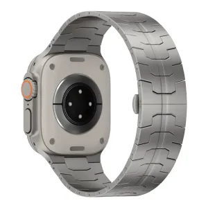 Just Mobile -titaaniranneke Apple Watch Ultra -kellolle hopeanvärisenä, segmentoitu metalliranneke valkoisella taustalla