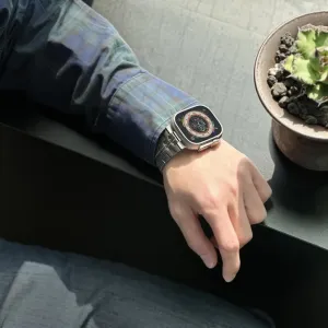 Just Mobile -titaaniranneke Apple Watch Ultra -kellolle, hopeanvärinen metallinen palaranneke säädettävällä istuvuudella