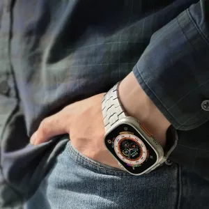 Just Mobile -titaaniranneke Apple Watch Ultra -kellossa, kuvattuna ranteessa hopeansävyisellä metallilenkkimuotoilulla.