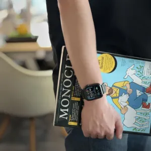 Just Mobile Apple Watch-Armband aus Carbonfaser, am Handgelenk getragen, mit sicherem Magnetverschluss