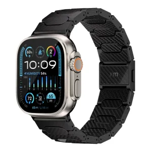 Just Mobile Apple Watch Armband aus Carbonfaser mit Magnetverschluss an einer silbernen Smartwatch, schwarzes Gliederdesign