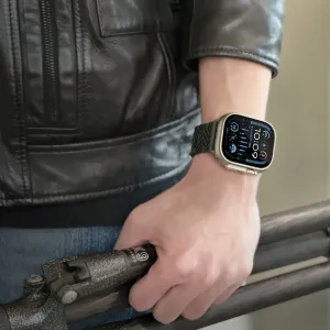 Just Mobile Apple Watch-Armband aus Carbonfaser mit Magnetverschluss, in Schwarz an einem Handgelenk gezeigt.