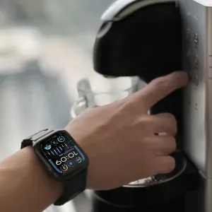 Schwarzes Just Mobile Uhrenarmband aus Carbonfaser am Handgelenk, kombiniert mit einer Apple Watch für ein elegantes Erscheinungsbild