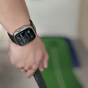 Just Mobile Carbonfaserarmband für Apple Watch am Handgelenk, mit schwarzem Armband und silbernem Uhrengehäuse