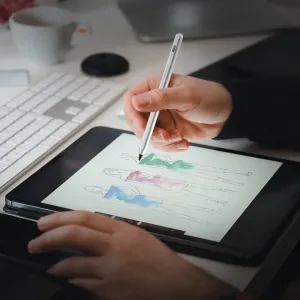 Silberner Just Mobile Eingabestift für iPad zum Zeichnen auf einem Tablet, mit präziser Stiftspitze für Notizen.