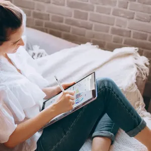 Just Mobile Eingabestift für iPad im Einsatz auf einem Tablet, mit einem silbernen Präzisionsstift zum Notizenmachen und zur Diagrammprüfung.