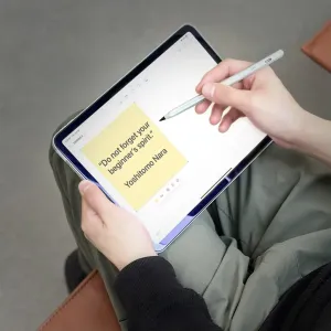 Just Mobile Eingabestift für iPad, auf einem Tablet zum Notizenmachen und Zeichnen verwendet, in einer Lifestyle-Szene in der Hand gehalten