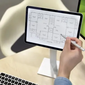 Just Mobile Eingabestift für das iPad im Einsatz auf einem Grundriss, wobei die silberne Spitze den Tablet-Bildschirm berührt.
