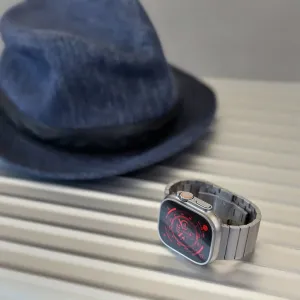 Just Mobile Titan-Uhrenarmband an der Apple Watch Ultra mit grauem Metallgliederdesign