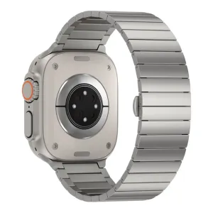 Just Mobile Titan-Armband an der Apple Watch Ultra, Rückansicht mit gebürsteten Metallgliedern und orangefarbener Krone