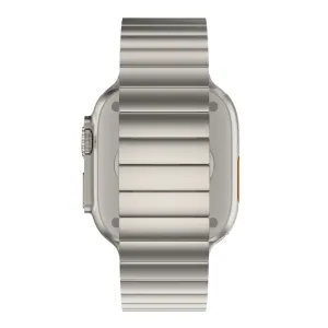 Just Mobile Titan-Gliederarmband an der Apple Watch Ultra, Vorderansicht mit silberner Metalloberfläche und DLC-Beschichtung