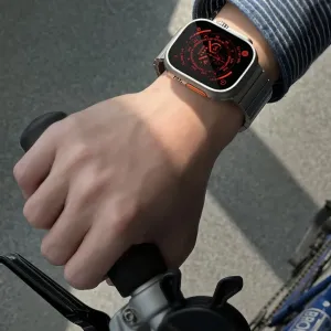 Just Mobile Titan-Armband an der Apple Watch Ultra, beim Radfahren am Handgelenk getragen, mit dunkler DLC-Beschichtung.