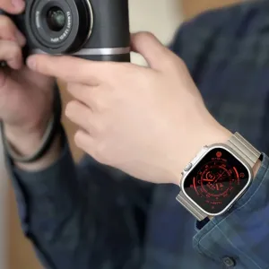 Just Mobile Apple Watch Ultra Armband aus Titan mit DLC-Beschichtung, am Handgelenk in einem silbernen Gliederdesign gezeigt.