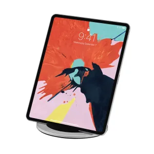 Support pour iPad Just Mobile Encore tenant une tablette à un angle réglable sur une base circulaire argentée.