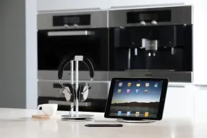 Support Just Mobile Encore pour iPad maintenant une tablette à un angle réglable sur un comptoir blanc