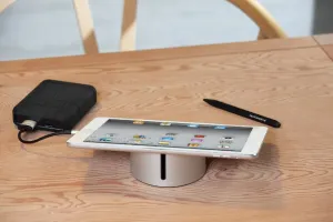 Just Mobile AluCup Grande Tablet-Ständer, der ein iPad horizontal auf einem Schreibtisch mit Kabelführung hält