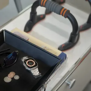 Just Mobile -titaaninen kelloranneke Apple Watch Ultrassa, esillä esittelylaatikossa hopeanvärisellä metallilenkkiviimeistelyllä