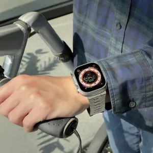 Just Mobile -titaaniranneke Apple Watch Ultrassa, hopeanvärinen metallinen lenkkiranneke istuu paikalleen