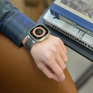 Just Mobile -titaaninen kellonranneke Apple Watch Ultralle ranteessa, hopeanvärinen metallilenkkiranneke
