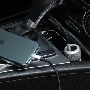 Just Mobile Highway Turbo Autoladegerät, verbunden mit einem Smartphone über ein geflochtenes USB-C-Kabel im Fahrzeuginnenraum