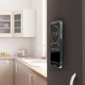Just Mobile aluDisc mini magnetiskt väggfäste som håller en iPhone på en mörk köksyta