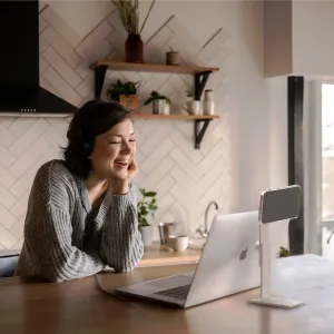 Just Mobile aluDisc Pro iPhone-Ständer mit einem Smartphone auf einem Schreibtisch neben einem Laptop